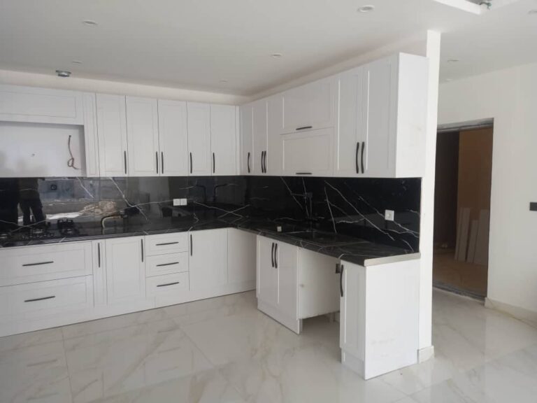 نمونه کار نصب شده کابینت‌های آماده کابینت استوک پیشکاری