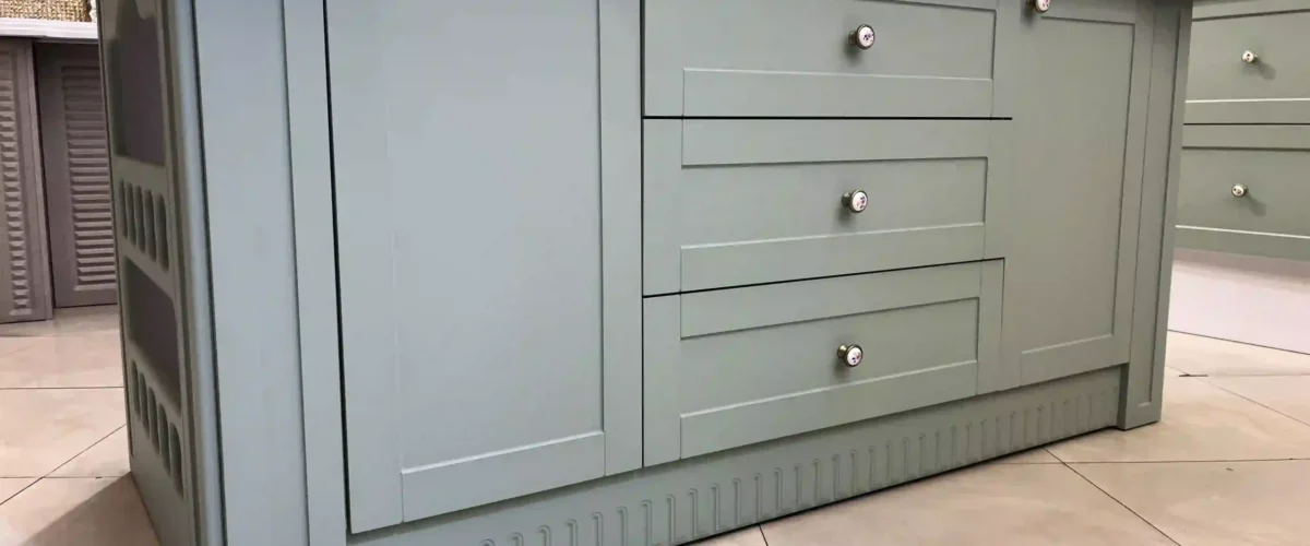با اشتباهات رایج در خرید کابینت آماده آشنا شوید. راهنمای کامل انتخاب کابینت آشپزخانه، نکات مهم کیفیت و استاندارد، مشاوره تخصصی و بررسی قیمت‌ها.