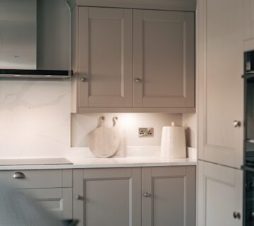با راهنمای فصلی و نکات کلیدی ما، بهترین زمان خرید کابینت استوک را بشناسید. با صرف هزینه کمتر، آشپزخانه‌ای زیبا و کارآمد بسازید.