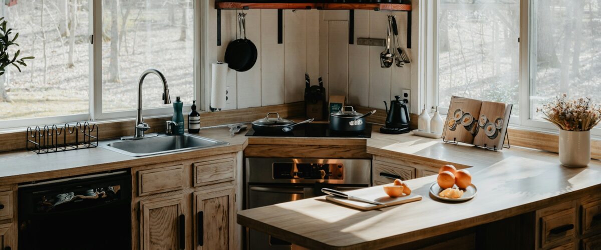به دنبال نوسازی آشپزخانه هستید؟ با انواع برچسب کابینت می‌توانید در کوتاه‌ترین زمان و با هزینه‌ای مقرون‌به‌صرفه، ظاهری مدرن و زیبا به کابینت‌های خود ببخشید. در این مقاله تمام نکات لازم برای انتخاب و نصب برچسب کابینت را می‌آموزید!