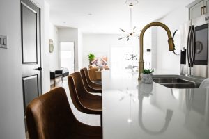 طراحی کابینت آشپزخانه به سبک مینیمالیستی با دستگیره‌های مخفی و رنگ‌های خنثی