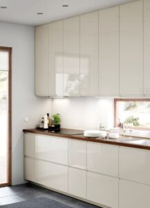کابینت هایگلاس کرم با سطح براق و صفحه کابینت چوبی در آشپزخانه مینیمال