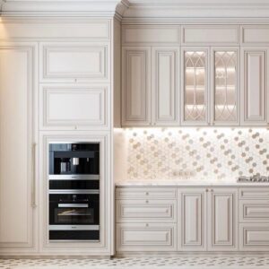 کابینت ممبران سفید با طراحی کلاسیک و ویترین شیشهای در آشپزخانه لوکس