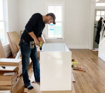 نصب کابینت زمینی در خانه توسط نصاب حرفه‌ای با استفاده از دریل شارژی