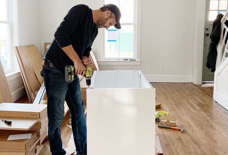 نصب کابینت زمینی در خانه توسط نصاب حرفه‌ای با استفاده از دریل شارژی