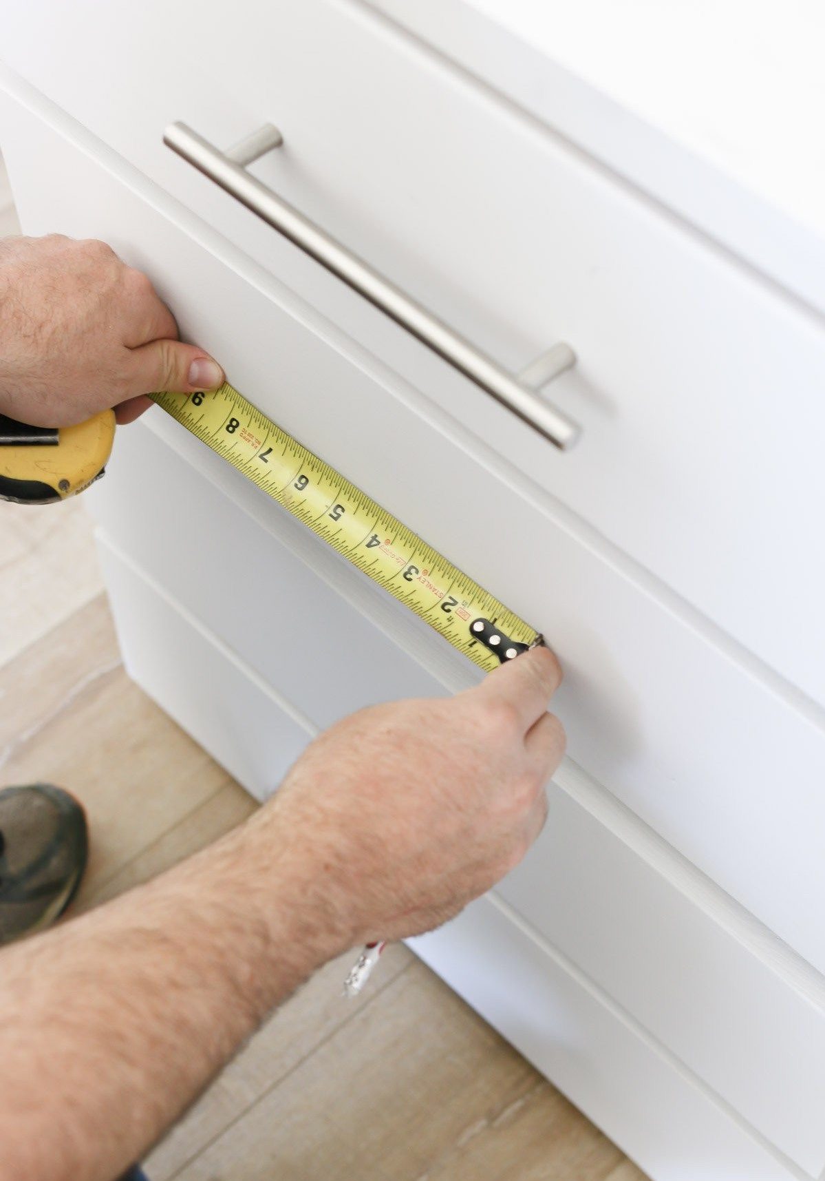 اندازهگیری دقیق برای نصب کابینت و یراقآلات با متر نواری