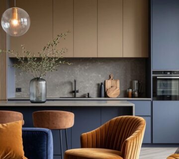 کابینت مدرن با رنگ‌های سرمه‌ای و قهوه‌ای روشن در دکوراسیون آشپزخانه و نشیمن یکپارچه