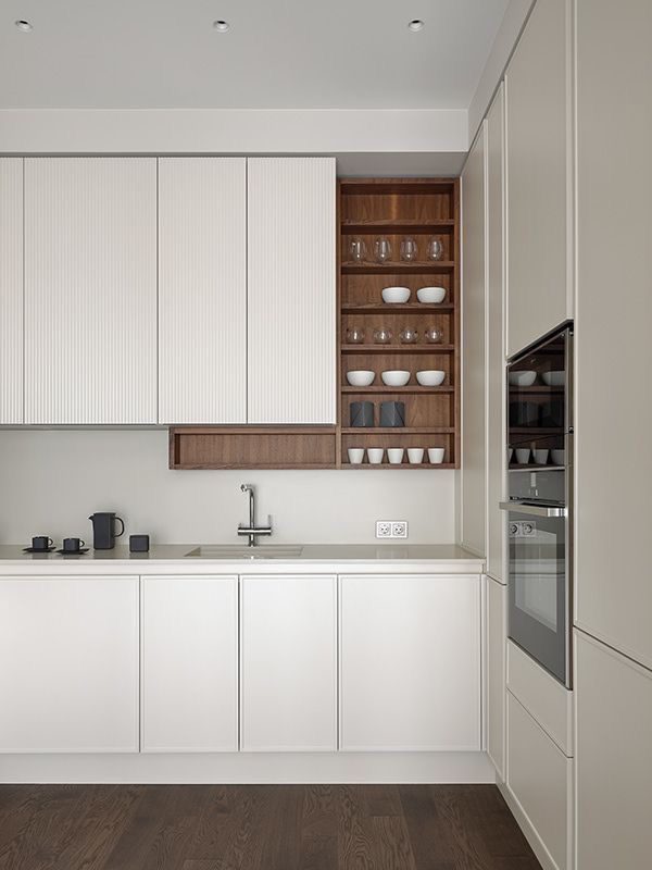 کابینت مدرن سفید با جزئیات چوب طبیعی و طراحی ساده برای آشپزخانه روشن و منظم