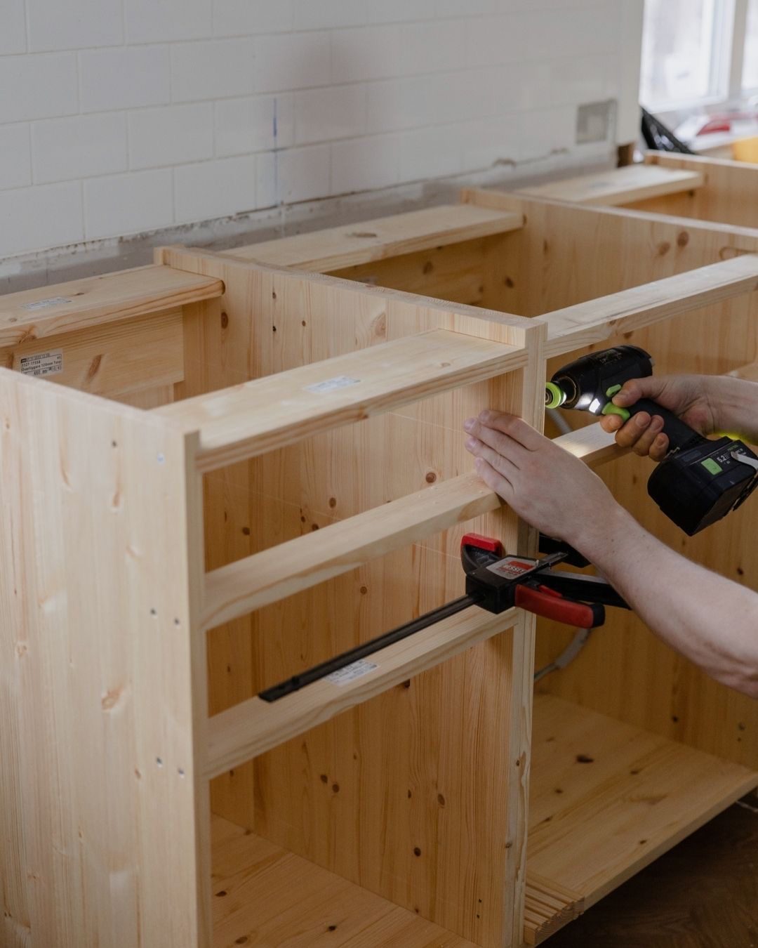 مراحل نصب و مونتاژ کابینت چوبی توسط نصاب حرفه‌ای برای کاهش هزینه نصب کابینت