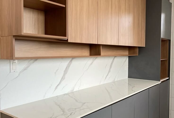 کابینت PVC مدرن با ترکیب رنگ طوسی و طرح چوب، مناسب آشپزخانه مینیمال و ضد رطوبت