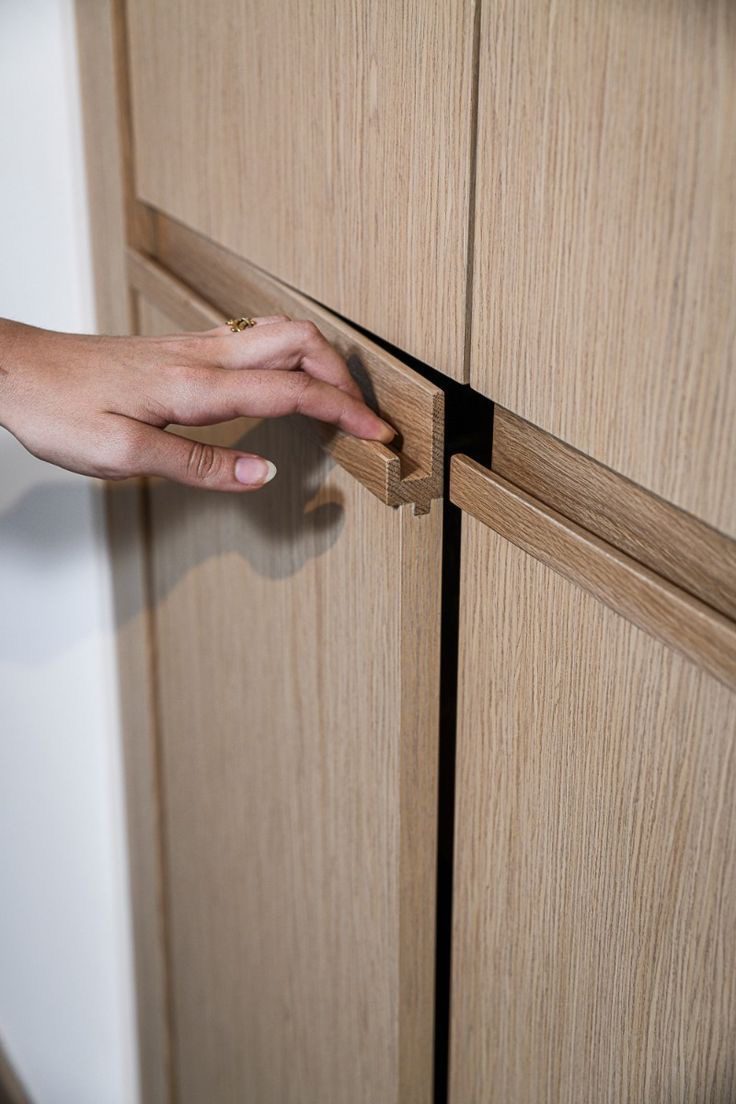 مقایسه راحتی استفاده در کابینت مگنتی یا دستگیره مخفی چوبی