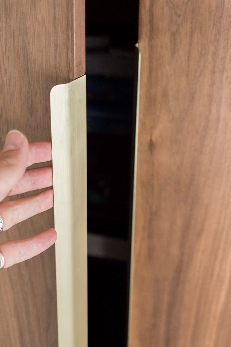 مدل کابینت دستگیره مخفی با پروفیل طلایی و روکش طرح چوب