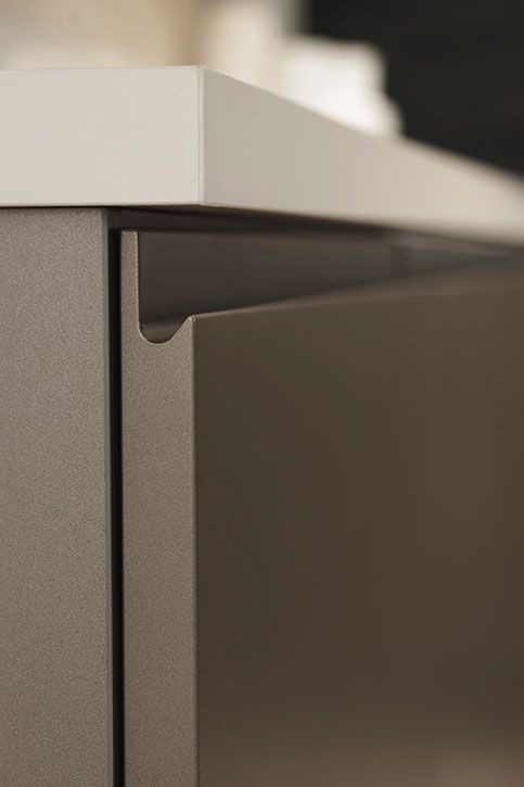 نمای نزدیک از پروفیل و شیار در کابینت دستگیره مخفی رنگ طوسی