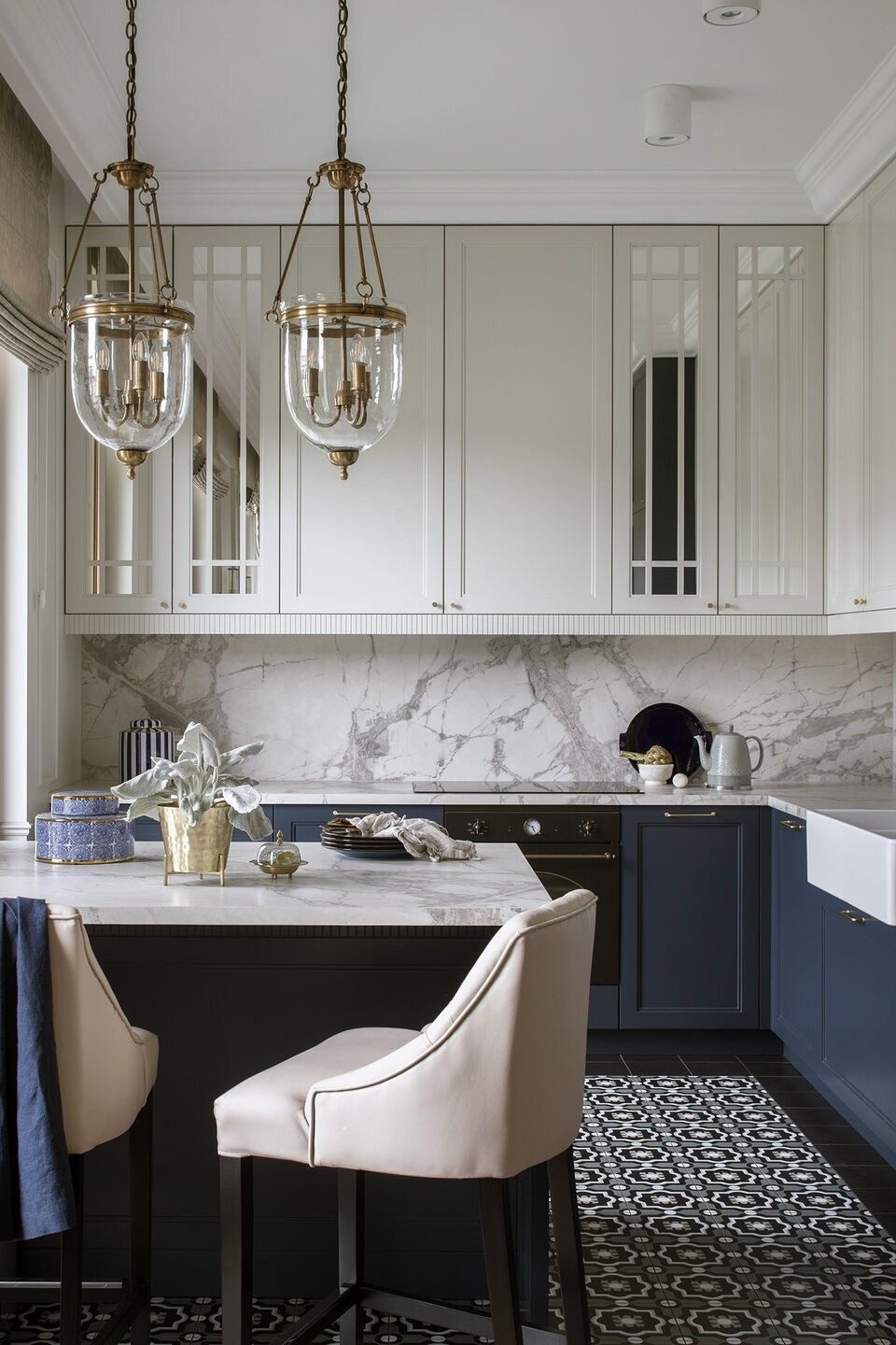 آشپزخانه لوکس با کابینت نئوکلاسیک دو رنگ سفید و سرمه‌ای و صفحه مرمری - مقایسه قیمت کابینت در سال ۱۴۰۴