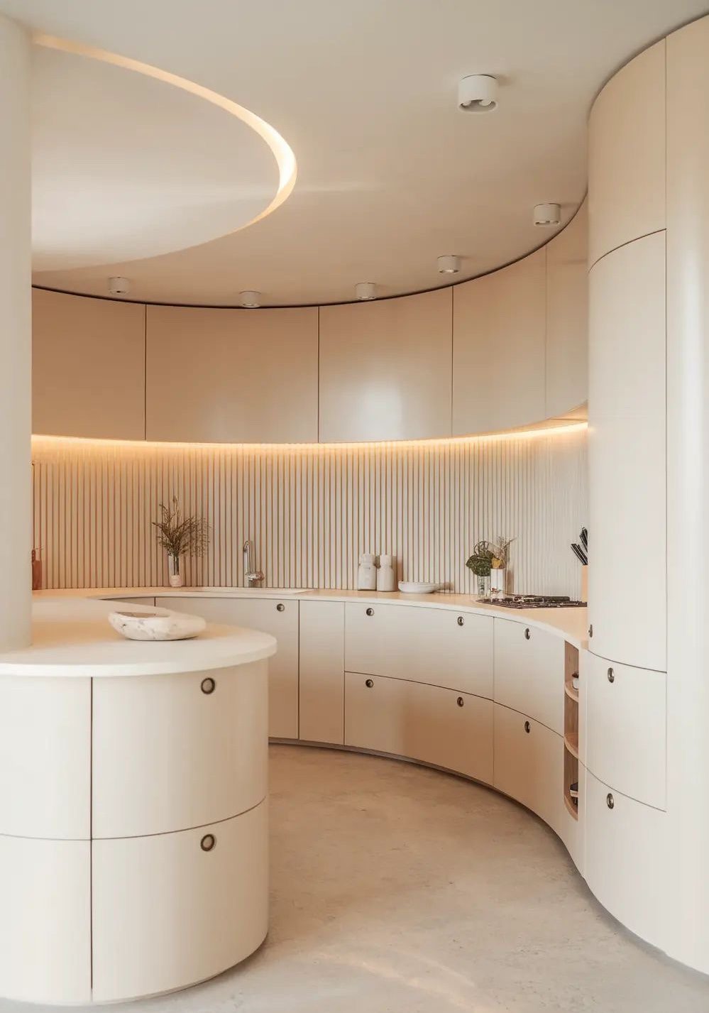 نمای نزدیک از گوشه یک کابینت قوسدار سفید رنگ - طراحی مدرن و مینیمال کابینت منحنی