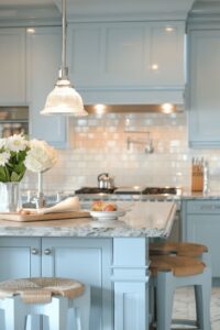 نوار LED کارشده در زیر کابینتهای آشپزخانه کوچک برای نورپردازی محیطی